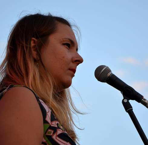 kobieta przy mikrofonie